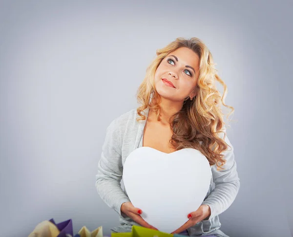 Giovane Bella Donna Con Vestiti Colorati Possesso Cuore Bianco — Foto Stock