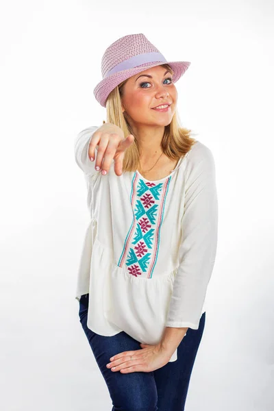 Joven Mujer Sonriente Sombrero Verano Aislado Blanco — Foto de Stock