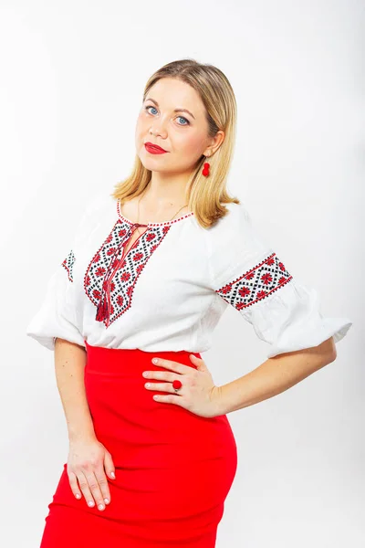 Πορτρέτο Μιας Νεαρής Χαμογελαστής Γυναίκας Άσπρη Μπλούζα Και Κόκκινη Φούστα — Φωτογραφία Αρχείου