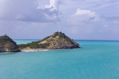 Denizde tropik bir ada