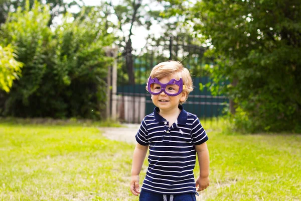 Kleiner Junge Geht Ins Freie Porträt Eines Kindes — Stockfoto