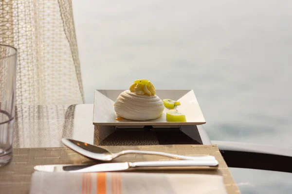 Pastel Dulce Plato Blanco Restaurante Junto Mar —  Fotos de Stock