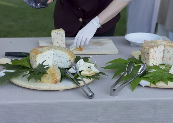 Kruidige Kaas Snijden Receptie Open Lucht Traditionele Kaas Italiaanse Kaas — Stockfoto