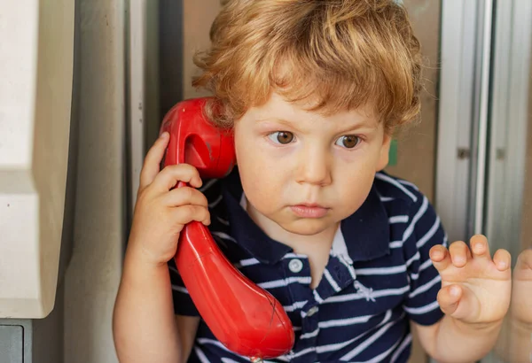 Niño Serio Está Hablando Por Teléfono Rojo — Foto de Stock