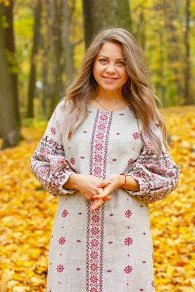 Jonge Vrouw Het Herfstpark — Stockfoto