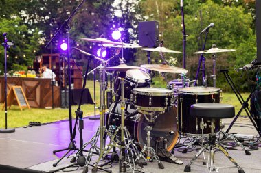 Açık hava davul takımı. Perküsyon aletleri, davul, ziller. Rock konseri