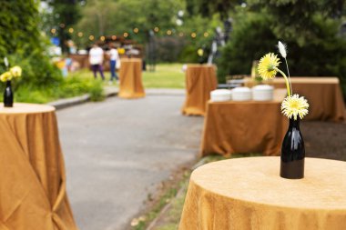 Düğün resepsiyonu için masa hazır. Düğün süslemeleri.