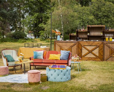 .Yaz terası. Açık hava kafesi. Bahçedeki piknik masası.