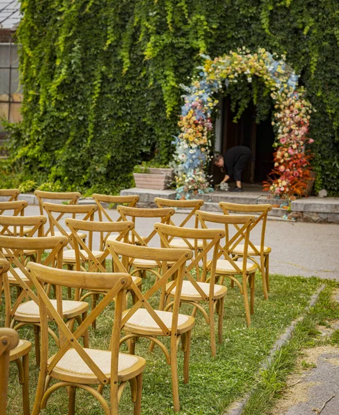 屋外で結婚式 庭の椅子 結婚式のアーチ — ストック写真