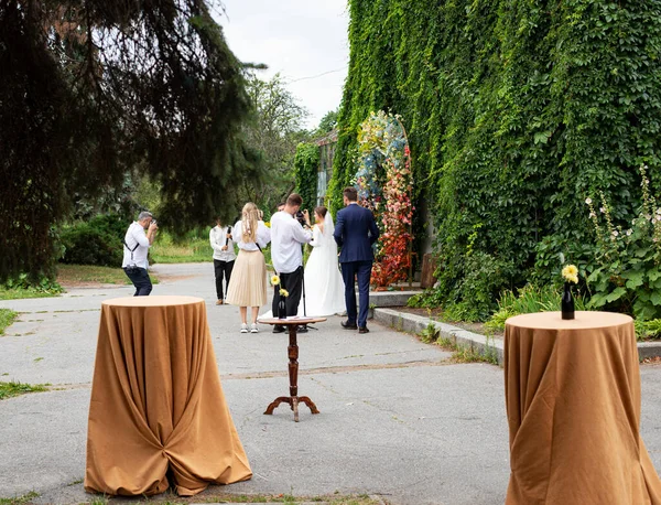 結婚式のアーチの新郎新婦 結婚式 — ストック写真