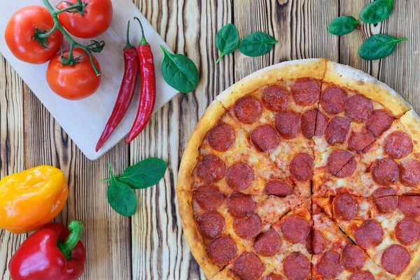 Pizza Pepperoni Uma Mesa Madeira Com Verduras — Fotografia de Stock