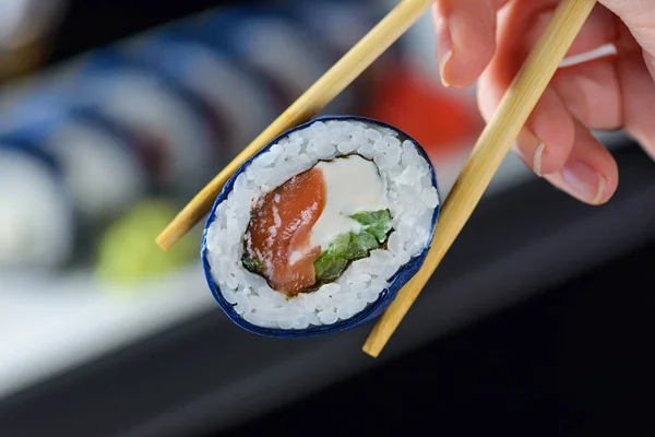 Sushi Roll Hand Achtergrond — Stockfoto