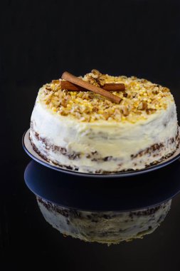 Siyah arka planda havuçlu kek