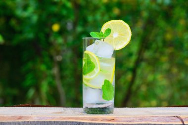 Limon ve min ile limonata bir bardak