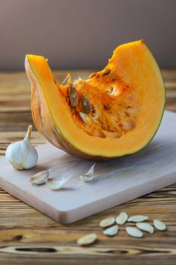ahşap bir masa üzerinde kabak dilim 