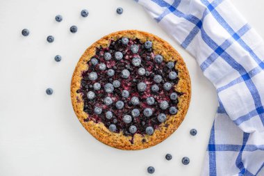 Siyah frenk üzümü ve yaban mersini ile Pasta