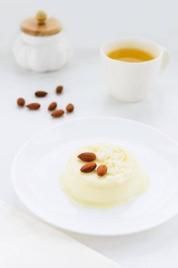 Badem ve yeşil çay bir fincan panna cotta 