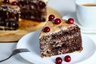 bir tabak üzerinde kiraz ile çikolatalı kek