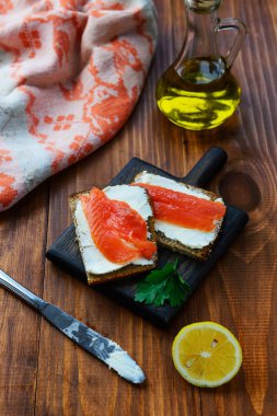 Tahta bir tahta üzerinde kırmızı balık sandviç