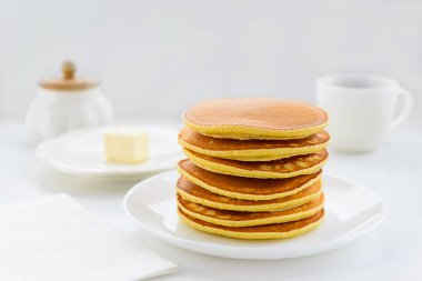 Beyaz bir tabak taze gözleme