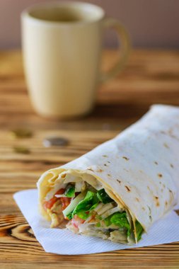 Taze sebze ile bir pide Shawarma tavuk rulo