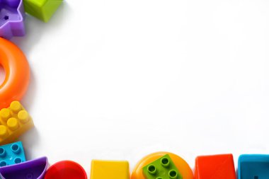 Beyaz arka planda çocuk oyuncakları 