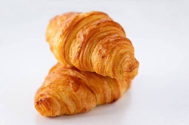 beyaz zemin üzerine taze kruvasanlar