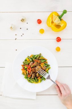 Beyaz ahşap masada yeşil fasulye ile Tavuk kalpleri