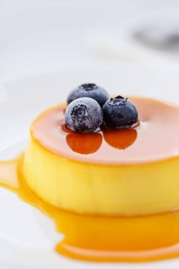 Beyaz arka planda yaban mersini ile Krem karamel. Karamel puding. Krem puddin