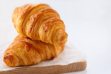 beyaz zemin üzerine taze kruvasanlar