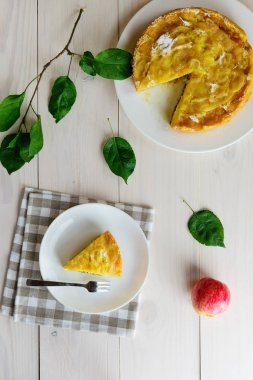 Beyaz ahşap masada Elmalı turta Charlotte 