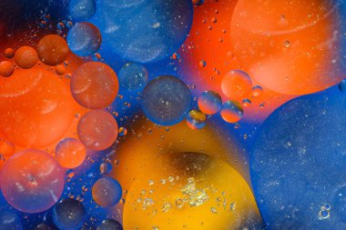 arka planda canlı renklerle su yüzeyine yağ damlaları