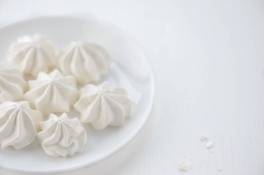 beyaz arka plan üzerinde bir tabak içinde bezeler