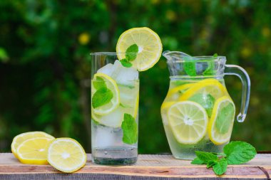 Tahta bir masada limon ve nane limonata