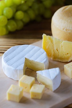 Rustik tarzda ahşap bir tahta üzerinde peynir farklı türleri