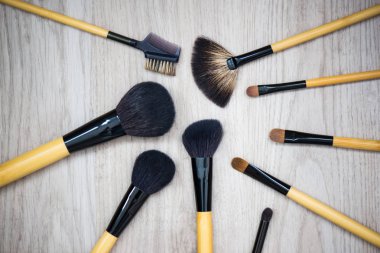 masa arka planı üzerinde kozmetik fırçalar