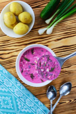 Geleneksel Rus soğuk pancar çorbası svekolnik