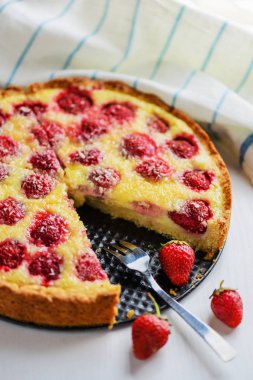 Hindistan cevizi cipsi ile ev yapımı çilek pasta 