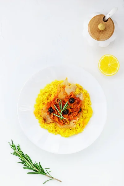 Couscous Mit Fisch Und Gemüse Auf Weißem Teller — Stockfoto