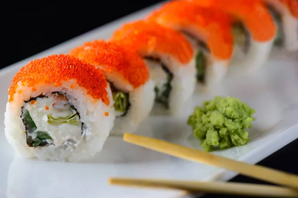 Sushi Broodjes Met Rode Kaviaar Een Witte Plaat — Stockfoto