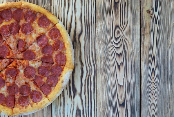 Pizza Pepperoni Uma Mesa Madeira — Fotografia de Stock