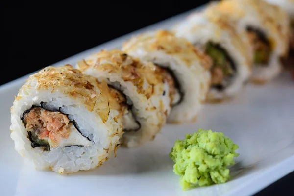 Sushi Broodjes Met Tonijn Een Witte Plaat — Stockfoto