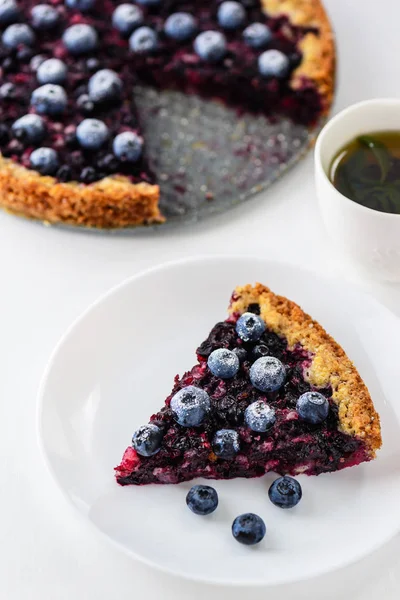 Hausgemachte Torte Mit Schwarzen Johannisbeeren Und Blaubeeren Und Einer Tasse — Stockfoto