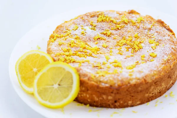 Beyaz bir tabak ta limonlu turta