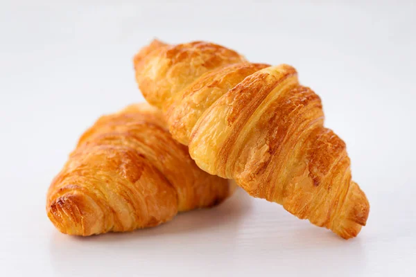 beyaz zemin üzerine taze kruvasanlar