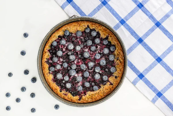 Siyah frenk üzümü ve yaban mersini ile Pasta