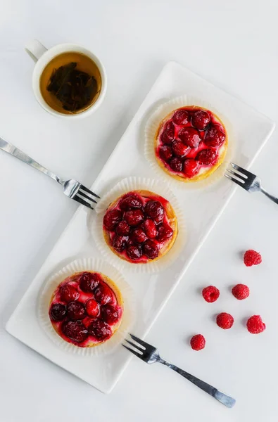 Tartlets Raspberries White Plate — Stock Photo, Image