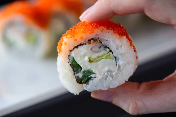 Sushi Broodje Met Kaviaar Van Vliegende Vis Hand — Stockfoto