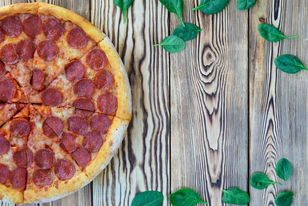 Pepperoni Pizza Een Houten Tafel — Stockfoto