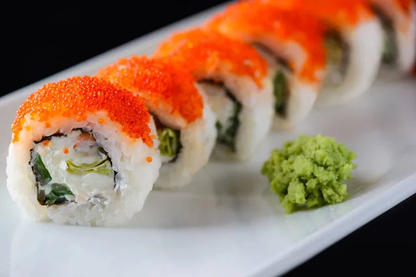 Sushi Broodjes Met Rode Kaviaar Een Witte Plaat — Stockfoto